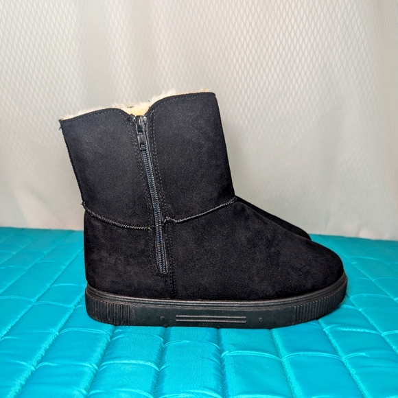 Journee Collection "Stelly" Short Faux Suede Fur-Lined Boots, Black/Cream, Size8 - Picture 6 of 10